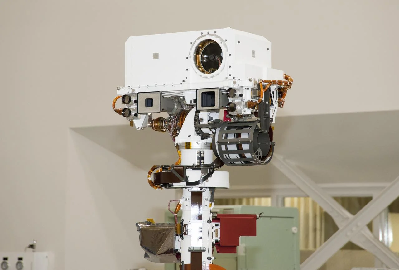 Curiosity explorando el terreno marciano.